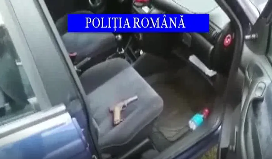 Un tânăr craiovean, reţinut de poliţişti în timp ce încerca să vândă un pistol şi 21 de cartuşe cu glonţ