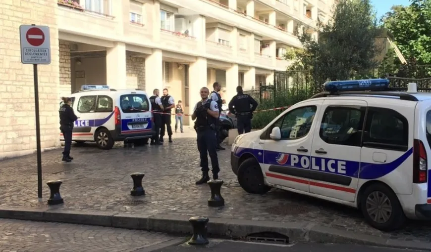 Alertă în Franţa! Un militar a fost atacat la Paris de un bărbat înarmat cu un cuţit
