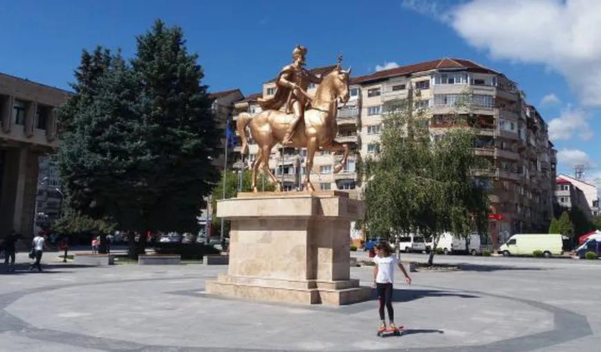 Statuia aurită a lui Mihai Viteazu din Târgovişte, motiv de dispută între primar şi localnici