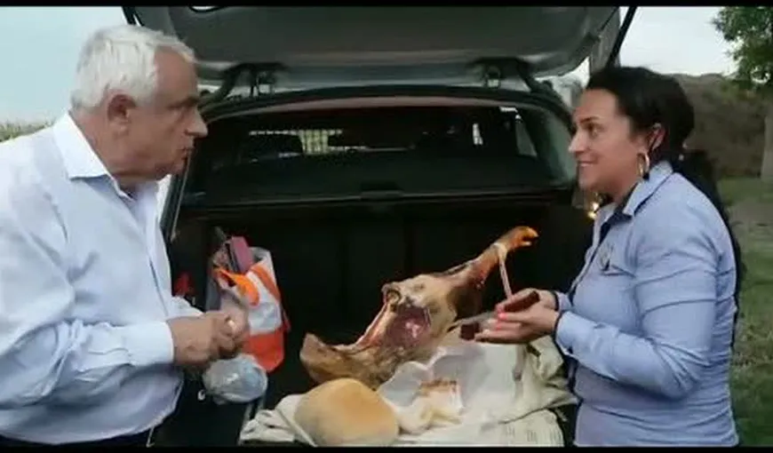 Ministrul Petre Daea mănâncă jambon din portbagajul unei maşini şi laudă carnea de porc din rasa Bazna VIDEO