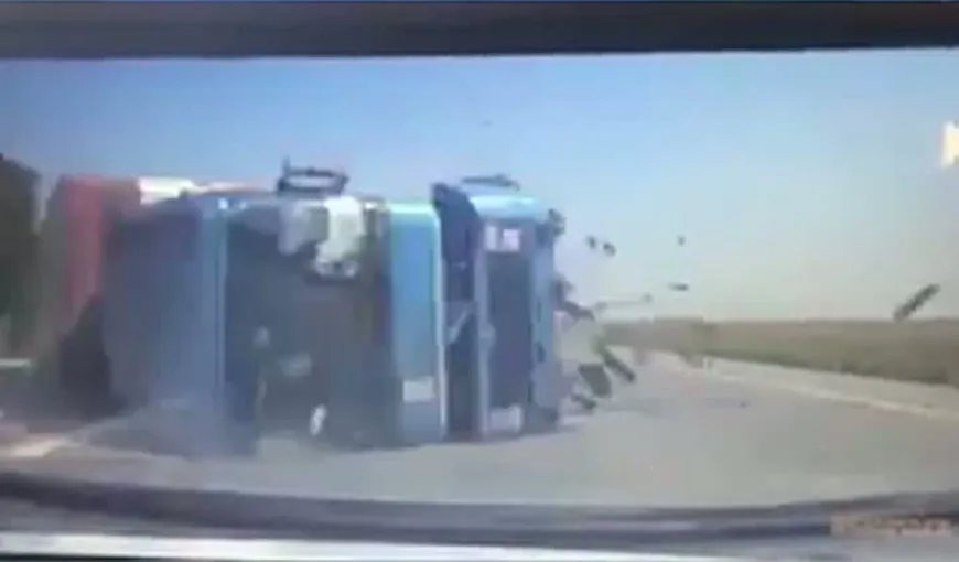 IMAGINI ŞOCANTE! Un TIR „zboară” pe autostradă şi cade peste un autoturism aflat în mers