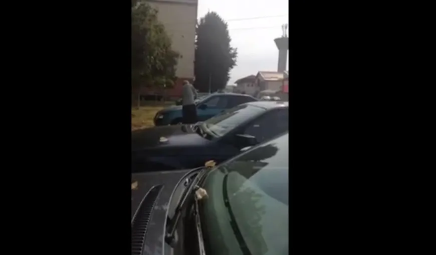 Şi-a găsit locul de parcare ocupat şi a distrus maşina cu o secure VIDEO