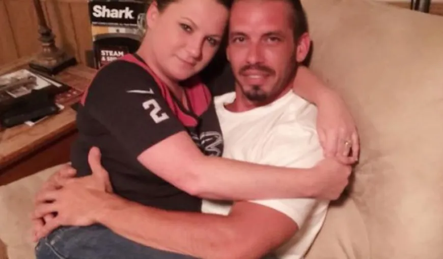 O femeie şi-a luat concediu pentru a-şi alăpta iubitul de 36 de ani FOTO