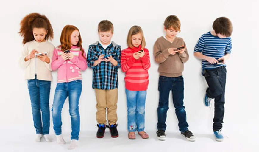 Ce trebuie să ştii când laşi copiii să se joace la telefonul mobil. Sfaturi pentru părinţi