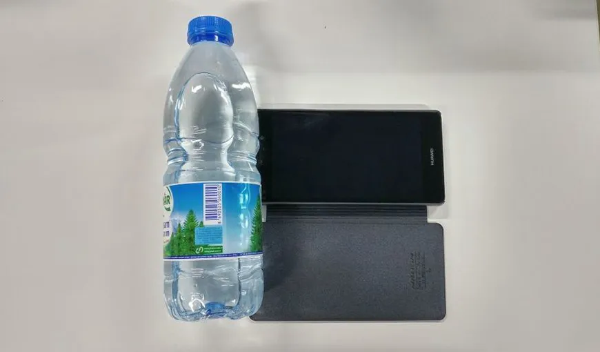 Ce se întâmplă dacă îţi pui telefonul cu partea de sus lângă o sticlă plină cu apă