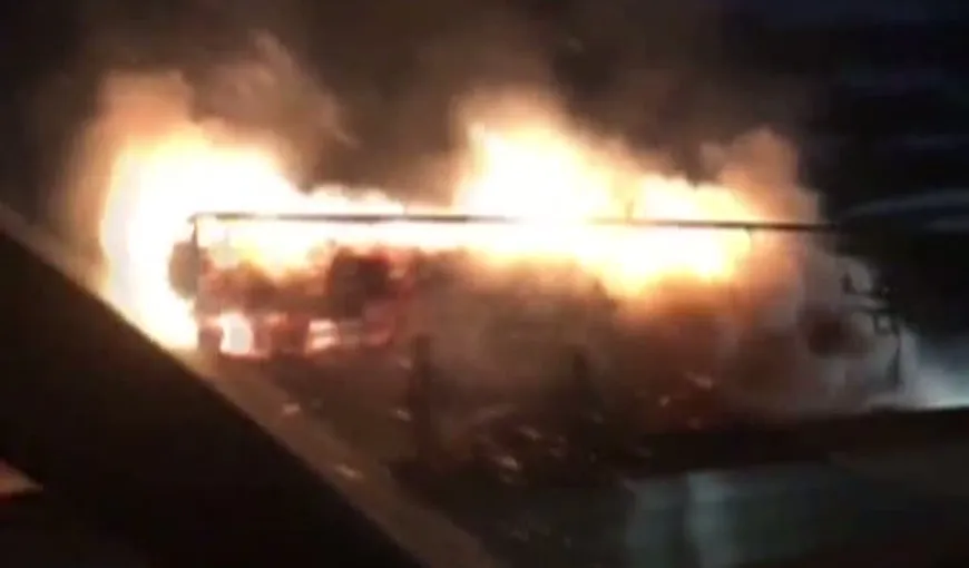 Tir în flăcări pe A1. Pompierii au intervenit de urgenţă VIDEO