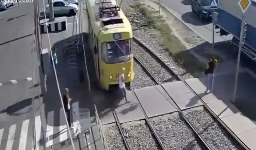 IMAGINI ŞOCANTE. A traversat o linie de tramvai fiind atentă la telefon, apoi a urmat tragedia VIDEO
