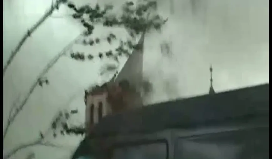 Biserică dărâmată de furtună, în Timiş. Momentul prăbuşirii turlei a fost filmat VIDEO
