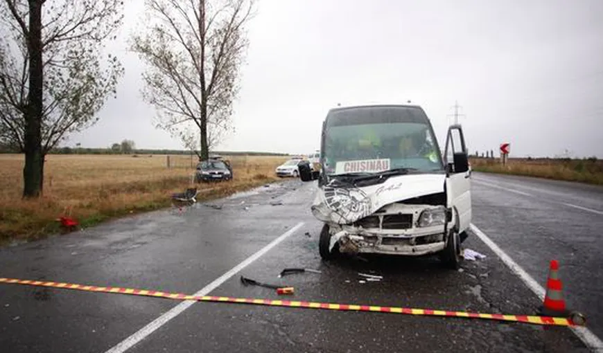 Microbuz cu 13 pasageri la bord, implicat într-un accident rutier pe şoseaua de centură a Buzăului: Patru oameni au fost răniţi