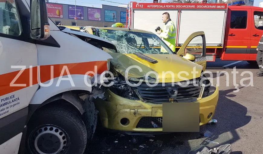 Accident grav în Constanţa. Un taxi a fost spulberat de o ambulanţă