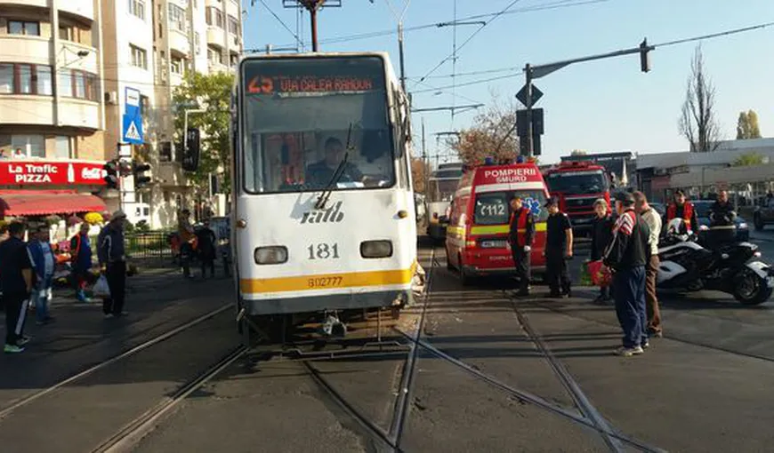 Accident între două tramvaie, în Bucureşti. Două persoane au fost rănite
