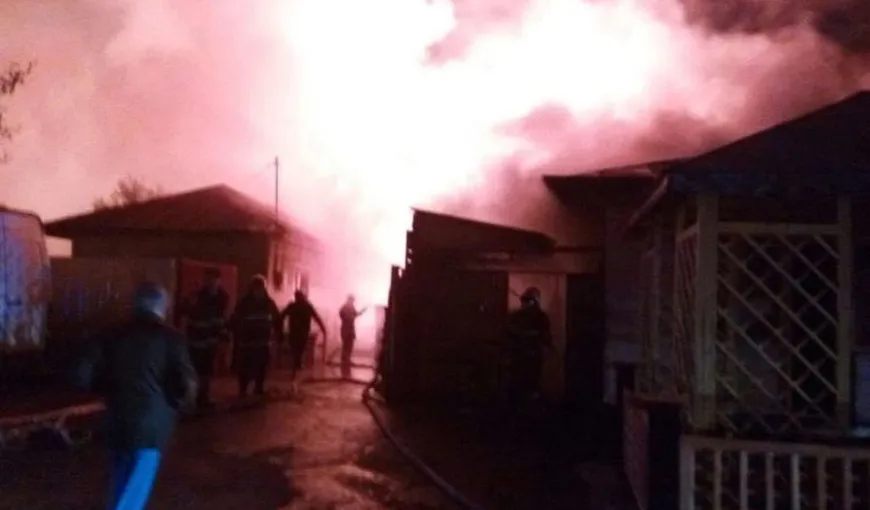 Incendiu puternic la un atelier de tâmplărie din Teleorman. Focul s-a extins şi la o casă din apropiere