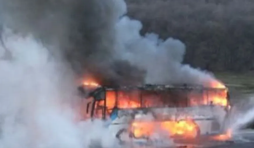 Un autocar cu 43 de elevi la bord a luat foc pe Autostrada Transilvania
