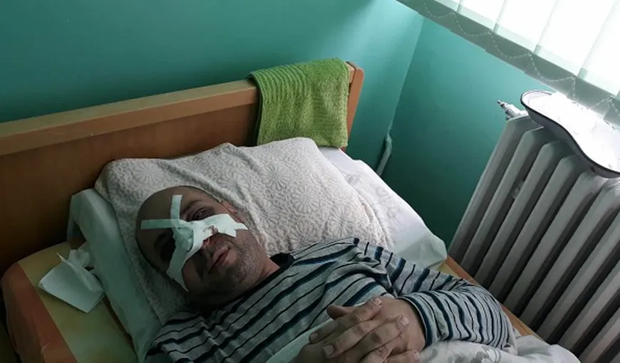 Scene şocante la un spital din Caransebeş. Un brancardier a fost bătut de trei tineri