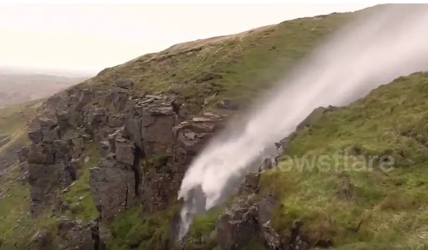 Imagini uluitoare cu o cascadă din Marea Britanie, apa nu mai curge la vale VIDEO