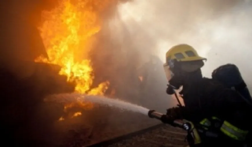 Incendiu în Drobeta Turnu Severin. Pompierii au intervenit cu autospeciale. Cel puţin 14 persoane au fost evacuate