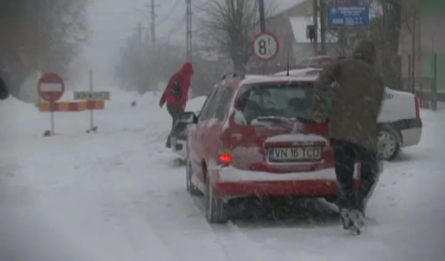 Ninsoare şi viscol în România. Drumuri închise, pe altele se circulă în condiţii de iarnă. Mii de gospodării FĂRĂ CURENT – UPDATE