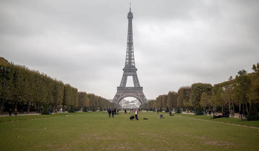 Turnul Eiffel îşi stinge luminile, drept omagiu pentru victimele din Somalia. Atentatele din Capitală au provocat 276 de morţi