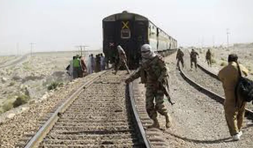 EXPLOZIE în Pakistan. Un tren de pasageri a fost victima unui atentat cu bombă pe calea ferată. Cel puţin şase victime