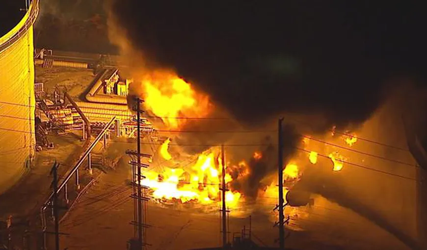 Incendiu la Chevron, în California. Fumul a înnegrit cerul. Rafinăria este la sud de Aeroportul Internaţional din Los Angeles