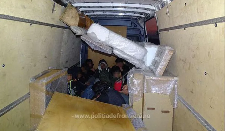 Migranţi descoperiţi ascunşi în mai multe microbuze care veneau din Turcia şi se îndreptau spre Republica Moldova