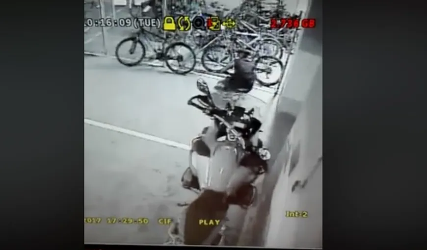Un hoţ, filmat în timp ce fură o bicicletă dintr-o clădire de birouri din Timişoara VIDEO