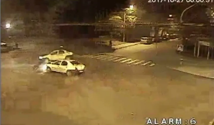 Accident grav în Vaslui: un taxi a fost aruncat la câţiva metri de o maşină care nu a acordat prioritate