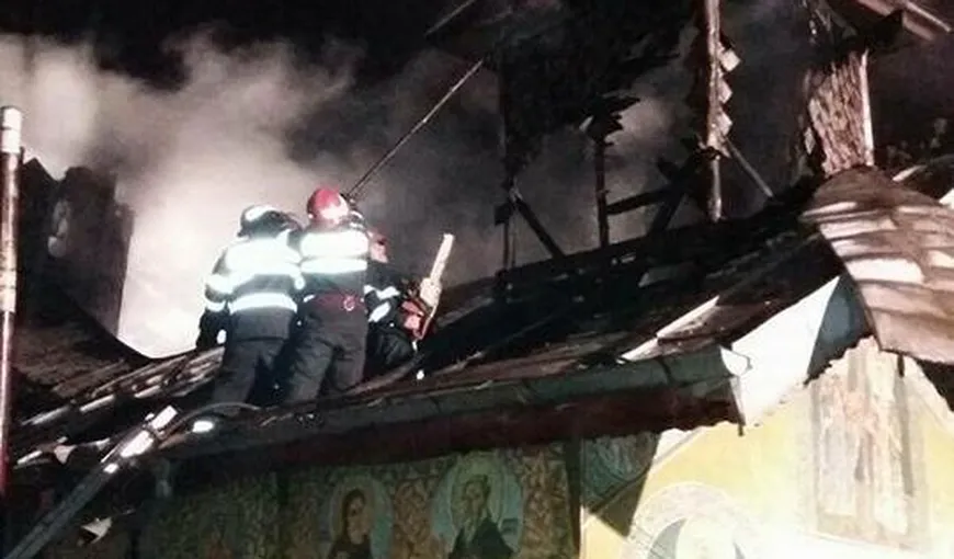 Biserică din Ploieşti, cuprinsă de flăcări. Pompierii au intervenit de urgenţă cu patru autospeciale
