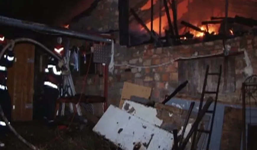 Incendiu violent în judeţul Neamţ. O femeie a murit, iar băiatul ei a fost rănit după ce casa lor a fost cuprinsă de flăcări