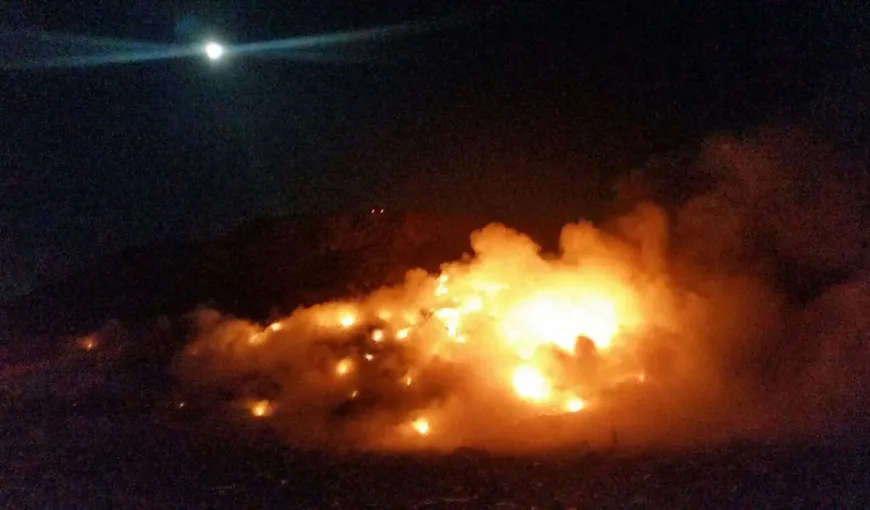 Incendiu puternic la gropile de gunoi din Braşov şi Tecuci