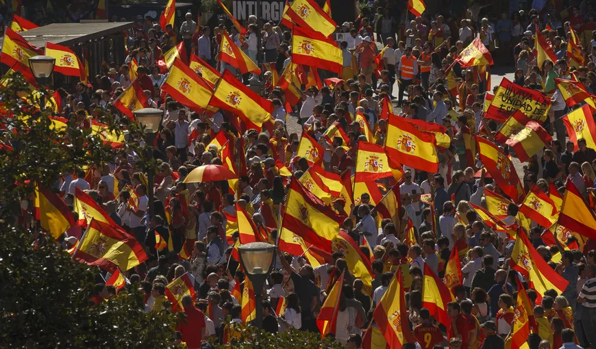 Mii de persoane demonstrează la Madrid pentru unitatea Spaniei şi apărarea Constituţiei