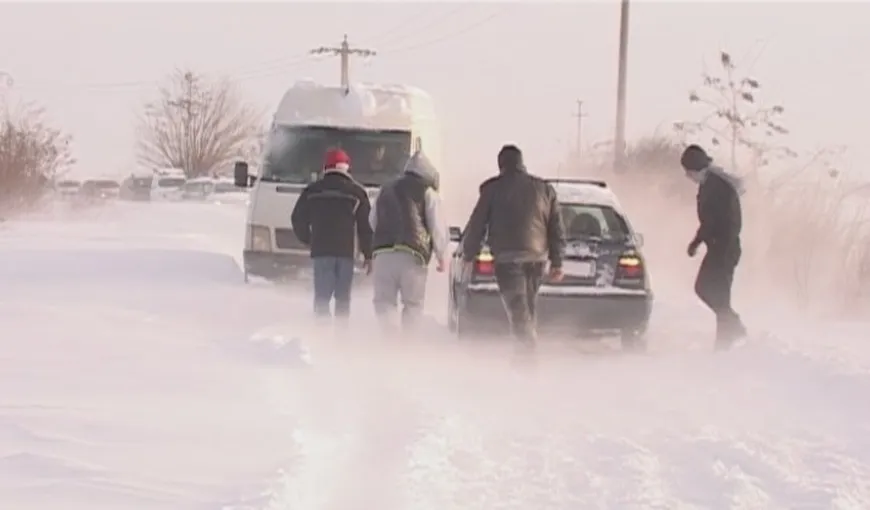 Cauciucurile de iarnă, obligatorii pe drumurile acoperite cu zăpadă, gheață sau polei. Ce rişti dacă nu ai anvelope de iarnă