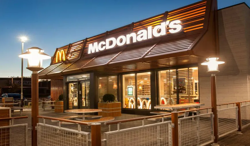 Angajări la McDonald’s. Un lucrător comercial poate primi un salariu de aproape 3.000 de lei. Cât câştigă un manager