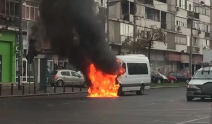 Un microbuz a luat foc într-o autogară din Târgovişte