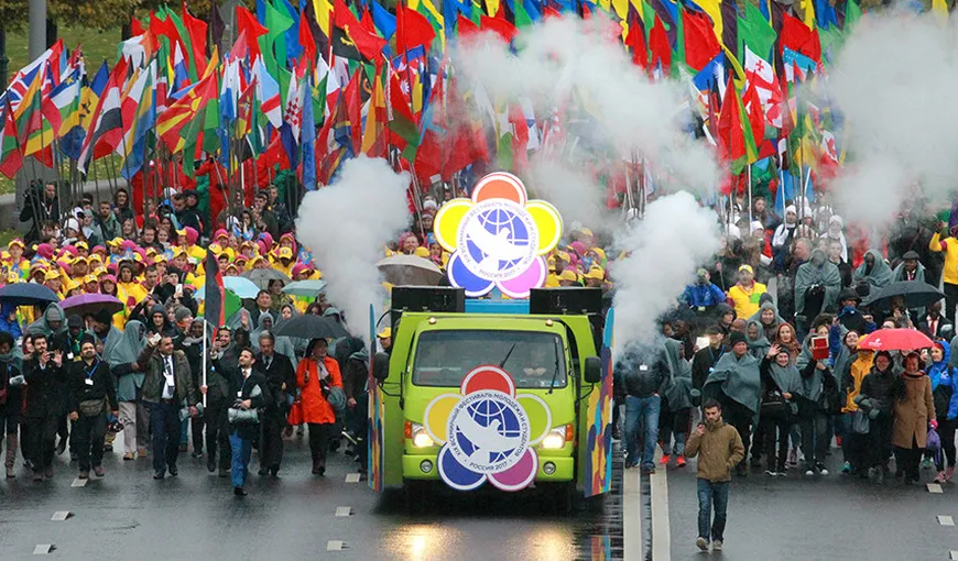 Paradă cu accente sovietice la MOSCOVA. Au defilat 8.000 de tineri din diferite ţări