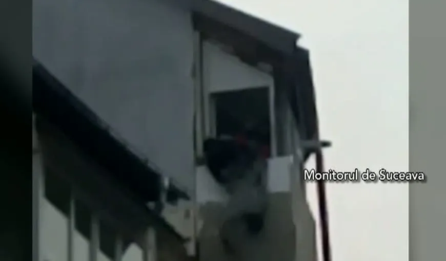 Uluitor. Un bărbat renovează faţada blocului atârnat cu capul în jos VIDEO