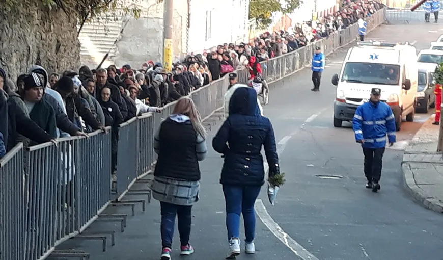 SFÂNTA PARASCHEVA 2017. Îmbrânceli la procesiunea scoaterii raclei din Catedrală, jandarmii au intervenit