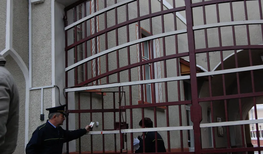 Proiectul UDMR potrivit căruia condamnaţii scapă de 30 de zile de închisoare pentru fiecare carte scrisă, adoptat la Senat