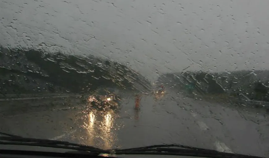 Se circulă în condiţii de ploaie torenţială pe autostrăzile Bucureşti-Ploieşti şi  Bucureşti-Constanţa. Există riscul de acvaplanare
