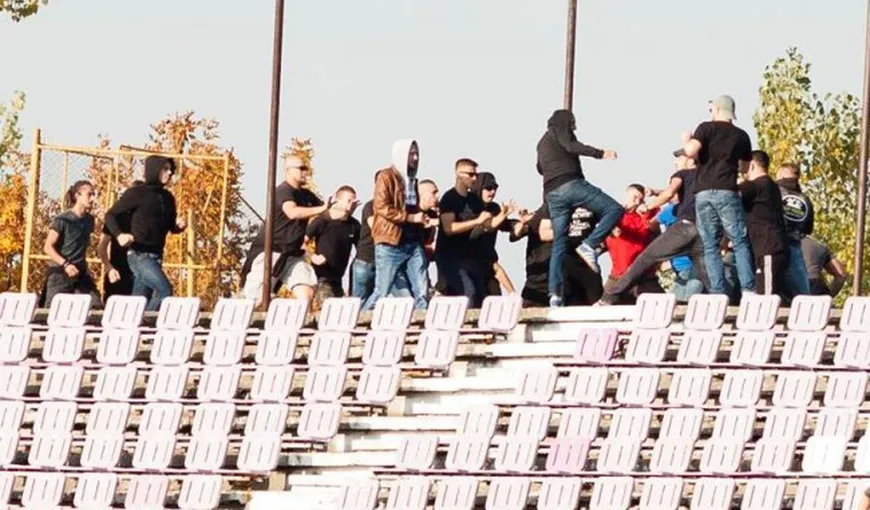 Bătaie între suporteri, la Timişoara. Fanii lui Poli şi ai lui UTA s-au încăierat pe stadion VIDEO