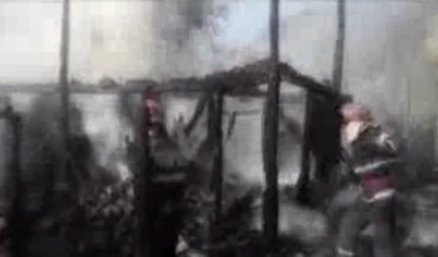 Incendiu devastator în Argeş. O casă şi un fânar au fost distruse