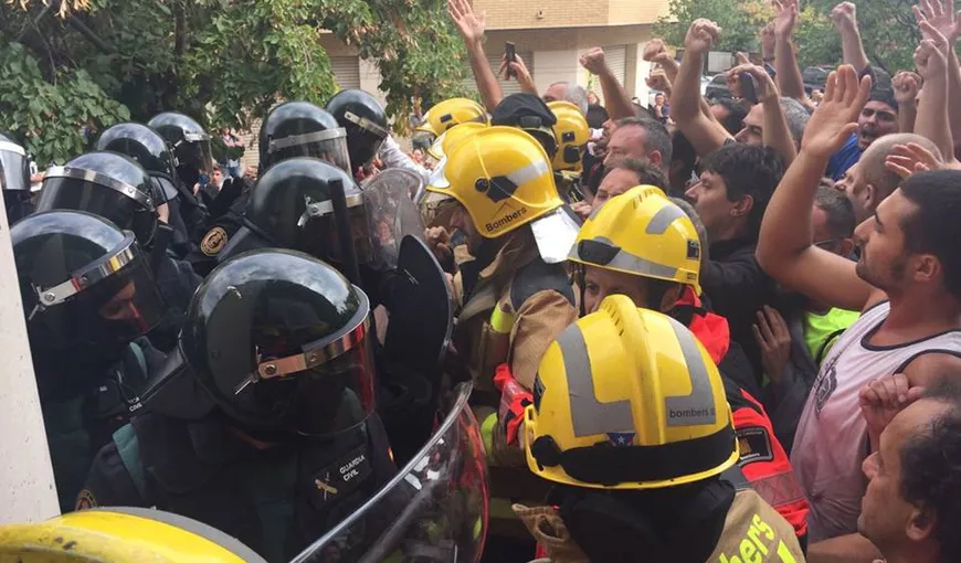 REFERENDUM ÎN CATALONIA. Pompierii au făcut scut în faţa Poliţiei spaniole pentru a apăra populaţia catalană – VIDEO