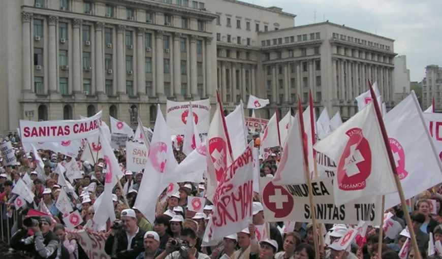 Sindicaliştii Sanitas protestează în faţa Ministerului Finanţelor