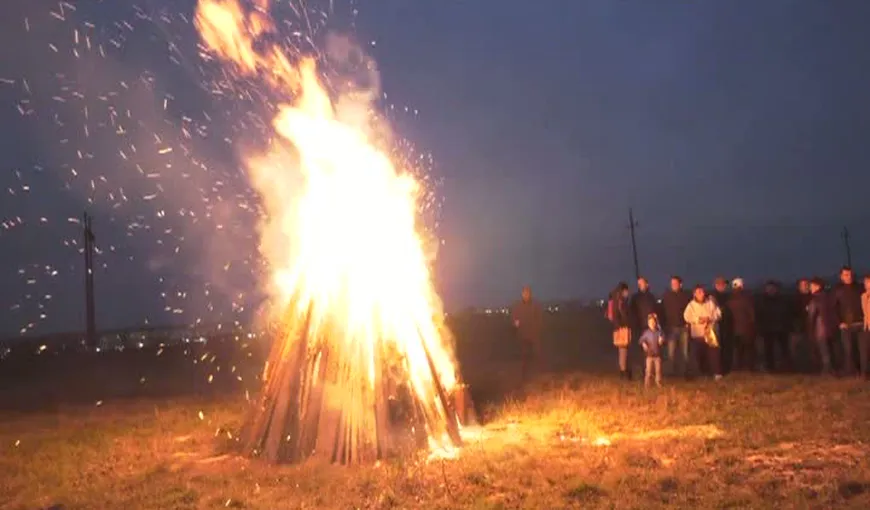 Flăcări uriaşe şi ritualuri de purificare, la sate. În ajun de Sfântul Dumitru, s-a aprins Focul lui Sumedru VIDEO