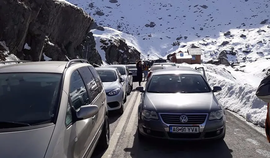 Zăpadă pe Transfăgărăşan, drumarii lucrează în continuare pentru eliberarea drumului