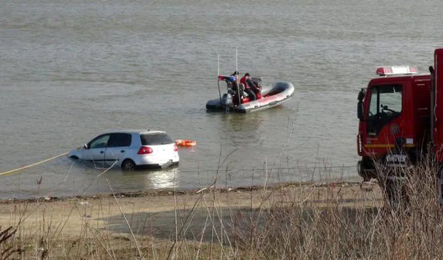 O maşină în care se aflau cinci persoane, între care un copil, a căzut în Dunăre. Autoturismul se află la nouă metri adâncime