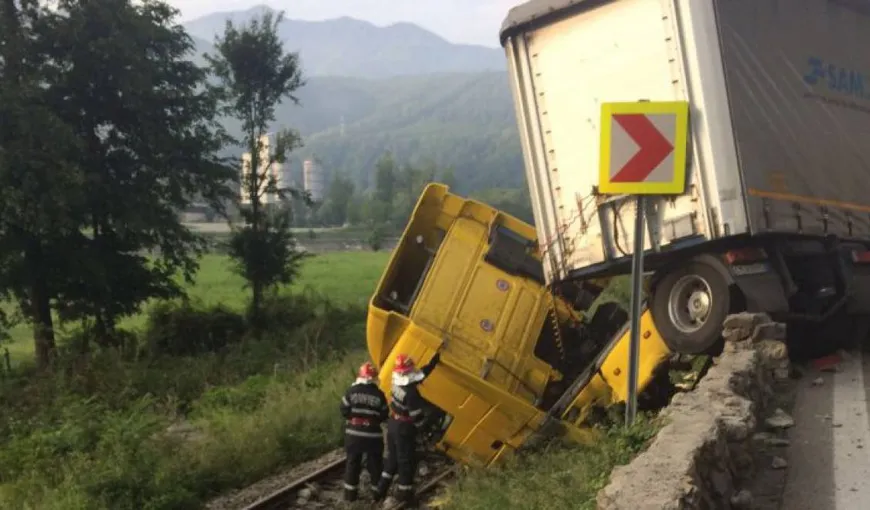Trafic feroviar oprit în Dâmboviţa, după ce un TIR a căzut peste calea ferată