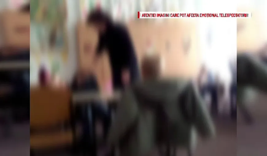 O educatoare din Vrancea filmată când agresa mai mulţi copii, obligată de instanţă să se interneze la psihiatrie