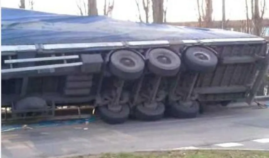 Camion încărcat cu azotat de amoniu răsturnat în Buzău. Circulaţia este blocată pe DN2C
