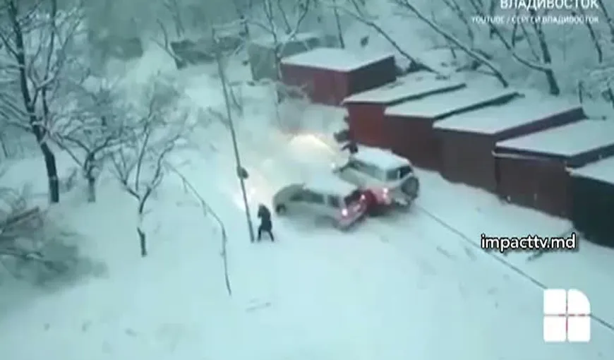 RUSIA: Record de accidente după prima zi de ninsoare VIDEO